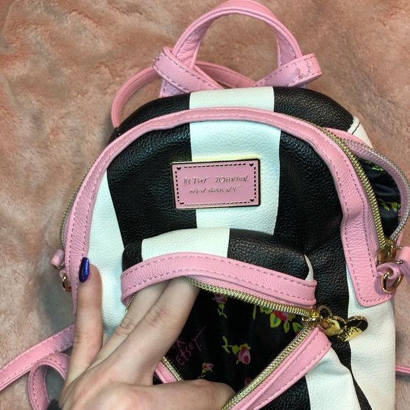 Tiny backpack - Picture 3 of 3